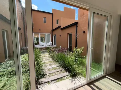 Casa 5 ambientes con 4 baños