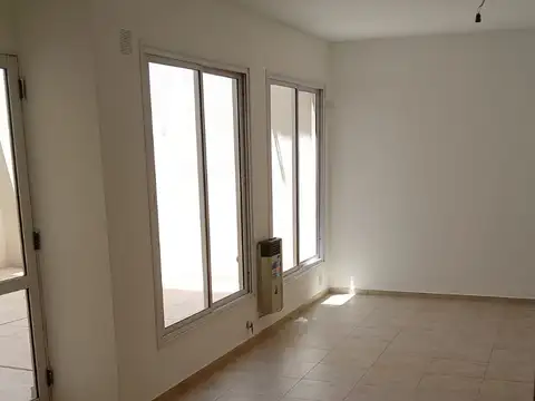 MONOAMBIENTE CON PATIO A MTS AV LA PLATA Y RIVADAVIA - SUPER LUMINOSO - LAVADERO -  COCINA Y TERMOTANQUE A GAS NATURAL