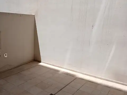 MONOAMBIENTE CON PATIO A MTS AV LA PLATA Y RIVADAVIA - SUPER LUMINOSO - LAVADERO -  COCINA Y TERMOTANQUE A GAS NATURAL