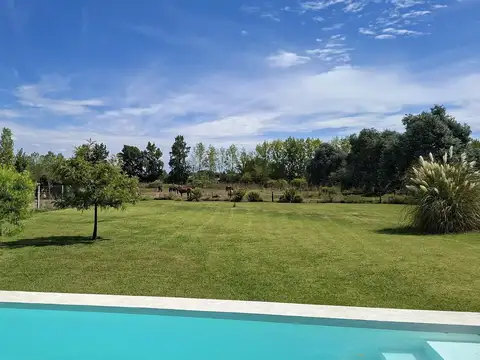 Casa en venta sobre lote de 1.800 m2 en Chacras del Ocho, al lado de Pilará