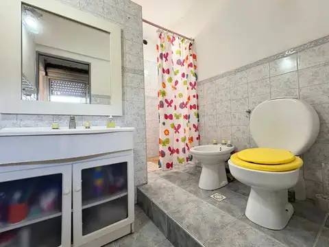 Casa 6 ambientes con 2 baños