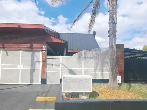 Venta de Casa de 3 ambiente con Cochera y Parrilla