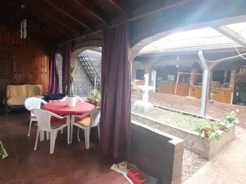 Venta de Casa de 3 ambiente con Cochera y Parrilla
