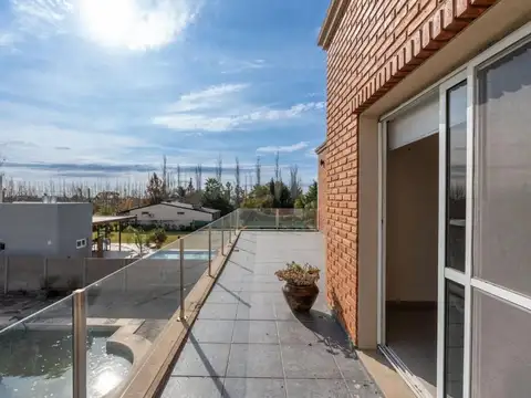 Casa 8 ambientes con 2 baños