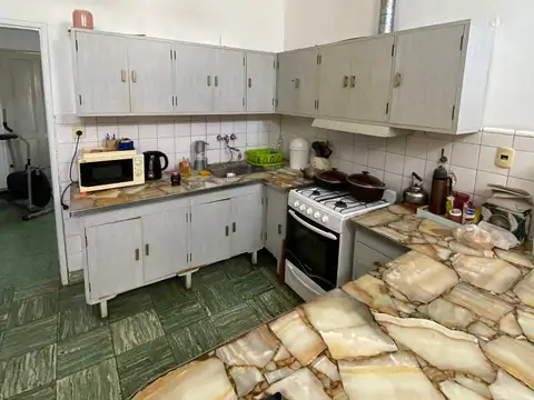 Casa 6 ambientes con 2 baños