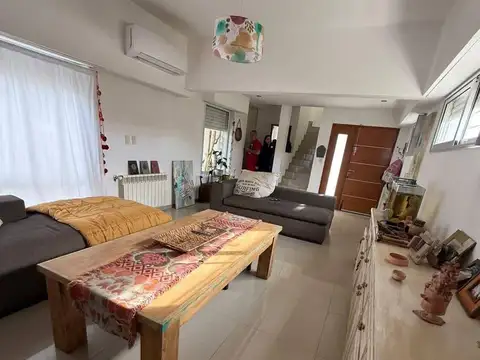 Casa en venta de 4 dormitorios c/ cochera en Las Acacias
