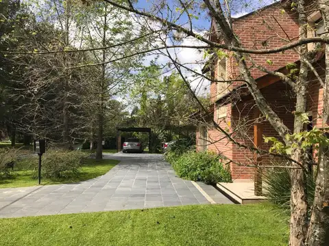 Casa en Alquiler con 3 cocheras