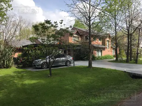 Casa 12 ambientes con 4 baños