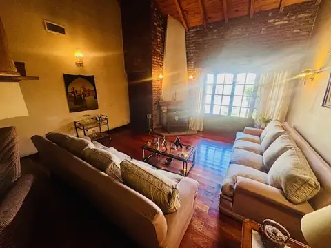 Casa 5 ambientes con 4 baños