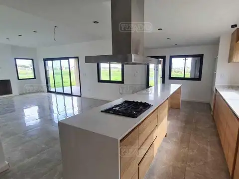 Casa 5 ambientes con 4 baños