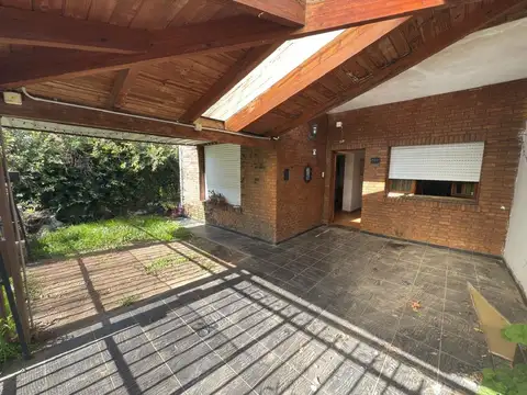 Casa 7 ambientes con 2 baños