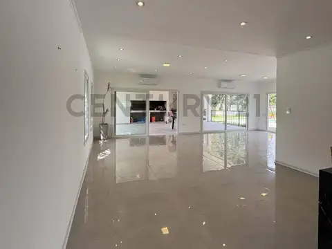 Casa en Venta con 3 cocheras
