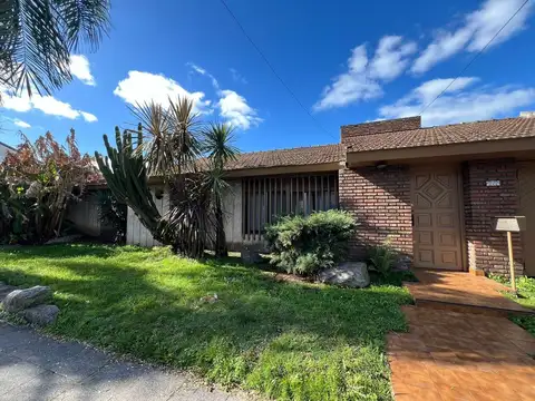 VENTA CASA 4 AMBIENTES - CASTELAR SUR