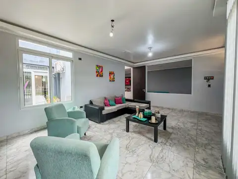 Casa en Venta con 2 cocheras