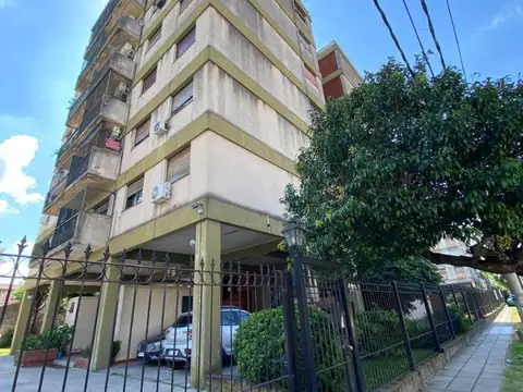 VENTA DE DEPARTAMENTO 4 AMBIENTES CON ESPACIO DE COCHERA, A RECICLAR EN BARRIO ALAS