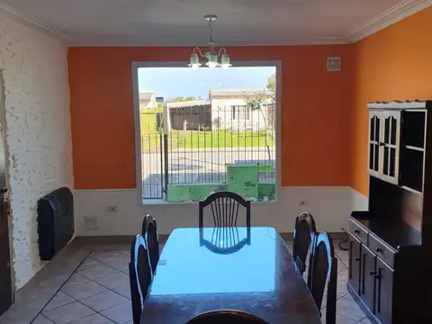 Casa  4 Ambientes con Habitación y baño de servicio. En excelente estado