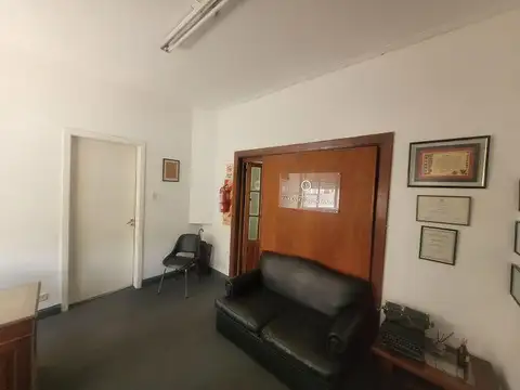 Oficina 5 ambientes con 1 baño