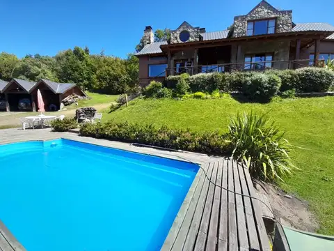 FINA PATAGONIA. Casa en venta de 4 dormitorios c/ cochera en San Martin de los Andes