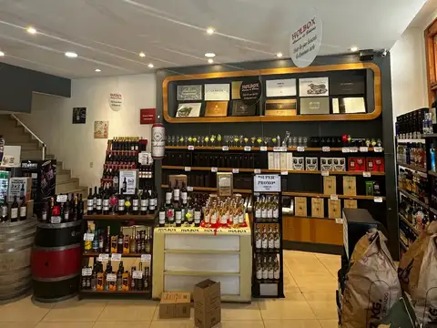 Local de bebidas en excelente esquina.