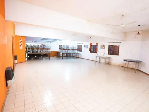 Local Casa de esquina Amplio uso comercial educación instituciones