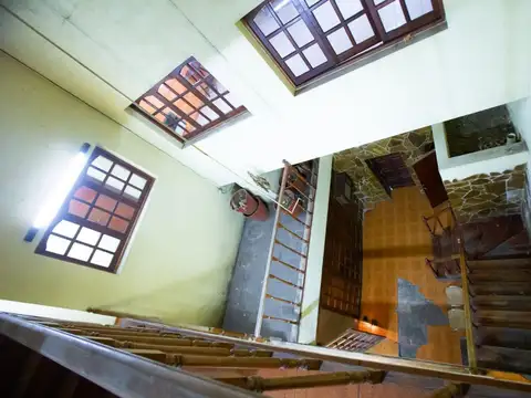 Local Casa de esquina Amplio uso comercial educación instituciones