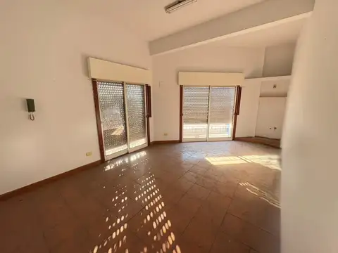 Arata 1520 y Ruta 202. Alquiler Oficina/Consultorio con balcón de 20 m2. 1er piso por escalera.