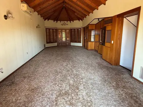 Casa 10 ambientes con 2 baños