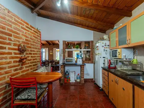 Casa 4 ambientes con 2 baños