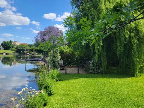 Casa en Venta al LAGO CENTRAL en Los Castores – Nordelta | Lote de 1.115 m²