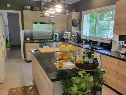 Casa en Venta con 3 cocheras