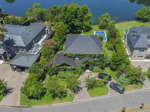 Casa en Venta al LAGO CENTRAL en Los Castores – Nordelta | Lote de 1.115 m²