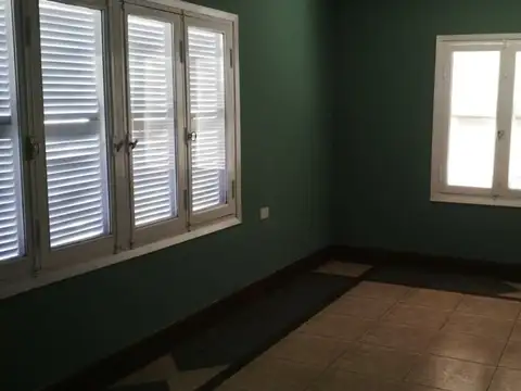 Casa 6 ambientes con 2 baños