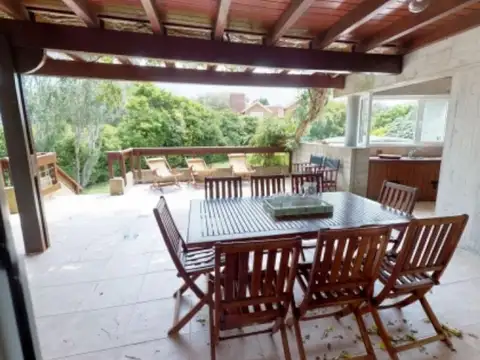 Excelente Casa con Pileta frente al Mar