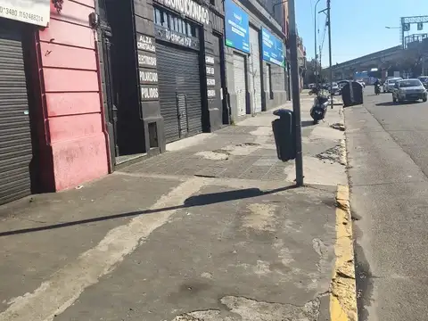 VENTA – LOCAL / DEPÓSITO COMERCIAL SOBRE AVENIDA