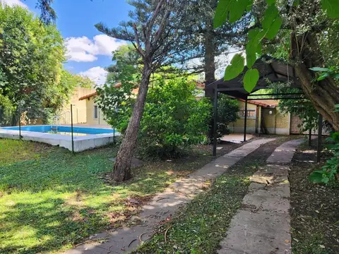 VENTA CASA DE 4 AMBIENTES EN VILLA LUZURIAGA