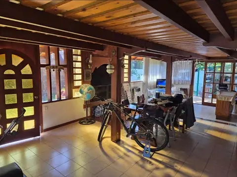 Casa 4 ambientes con 2 baños