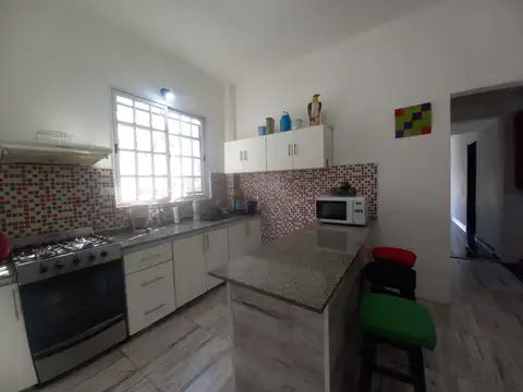 Casa con jardin, terraza, quincho, parrilla y cochera - Villa Ballester