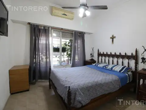 VENTA CASA 3 AMBIENTES CON PARQUE, QUINCHO Y COCHERA EN MERLO