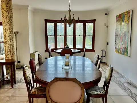 Casa 8 ambientes con 4 baños