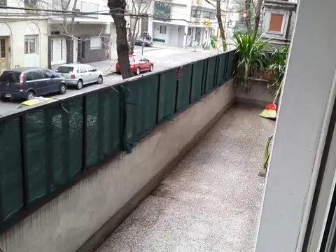 TRES AMBIENTES AL FRENTE CON BALCON - UN PISO POR ESCALERA