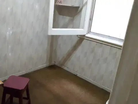 TRES AMBIENTES AL FRENTE CON BALCON - UN PISO POR ESCALERA
