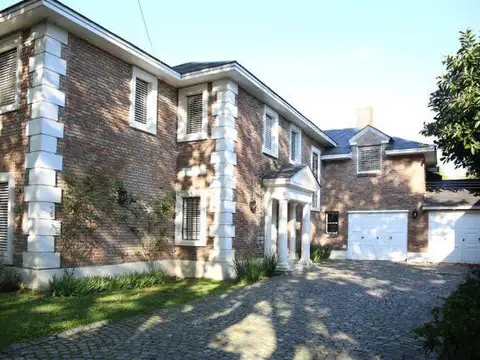 Casa en venta en Acassuso. 4 dormitorios en suite. Jardín. Pileta. Vigilancia.