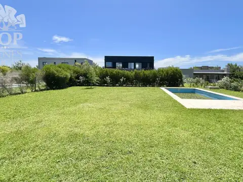 Casa en Alquiler con 1 cochera