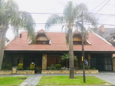 Hermoso y amplio chalet con piscina en venta en Castelar Norte