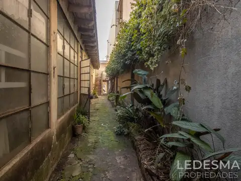 LOCAL  CON CASA A REFACCIONAR  SOBRE LOTE DE TERRENO 433M2