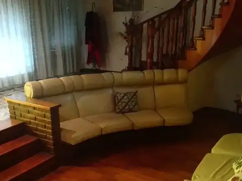 Excelente casa, cochera varios autos, fondo libre, a 2 cuadras estación Villa Bosch