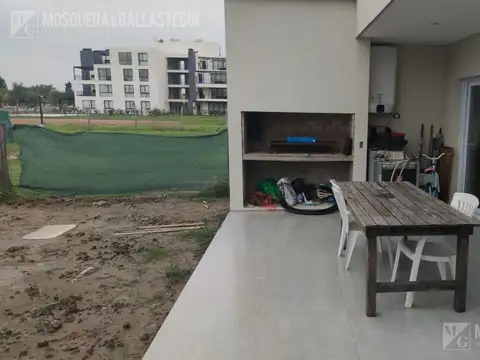 Casa en Venta con 3 cocheras