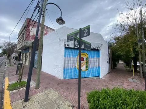 Dos locales   casa a la venta sobre AV 202