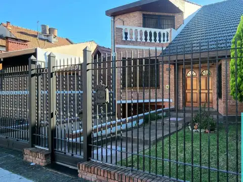 Casa en venta de 6 ambientes  coch 3 autos quincho, parque y parrilla El Palomar