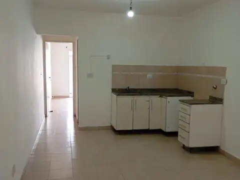 DEPARTAMENTO DE 2 AMBIENTES CON PATIO EN ALQUILER - MORON SUR